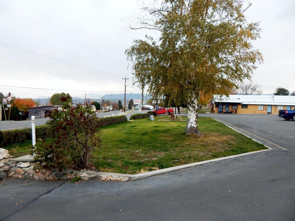 Motel Nicholas Omak Extérieur photo